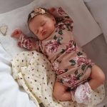 QIYANER Bebe Reborn Menina,Recém-Nascido Dormir Menina Boneca - Pele 3d Com Veias Visíveis Boneca Adormecida Cute Reborn Boneca Reborn Realista Cabelo Castanho 20" 49cm,Corpo de pano