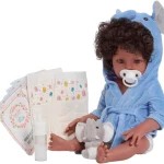 1763411913_Bebe-Reborn-Realista-Menino-Cabelo-Cacheado-Roupao-Elefante